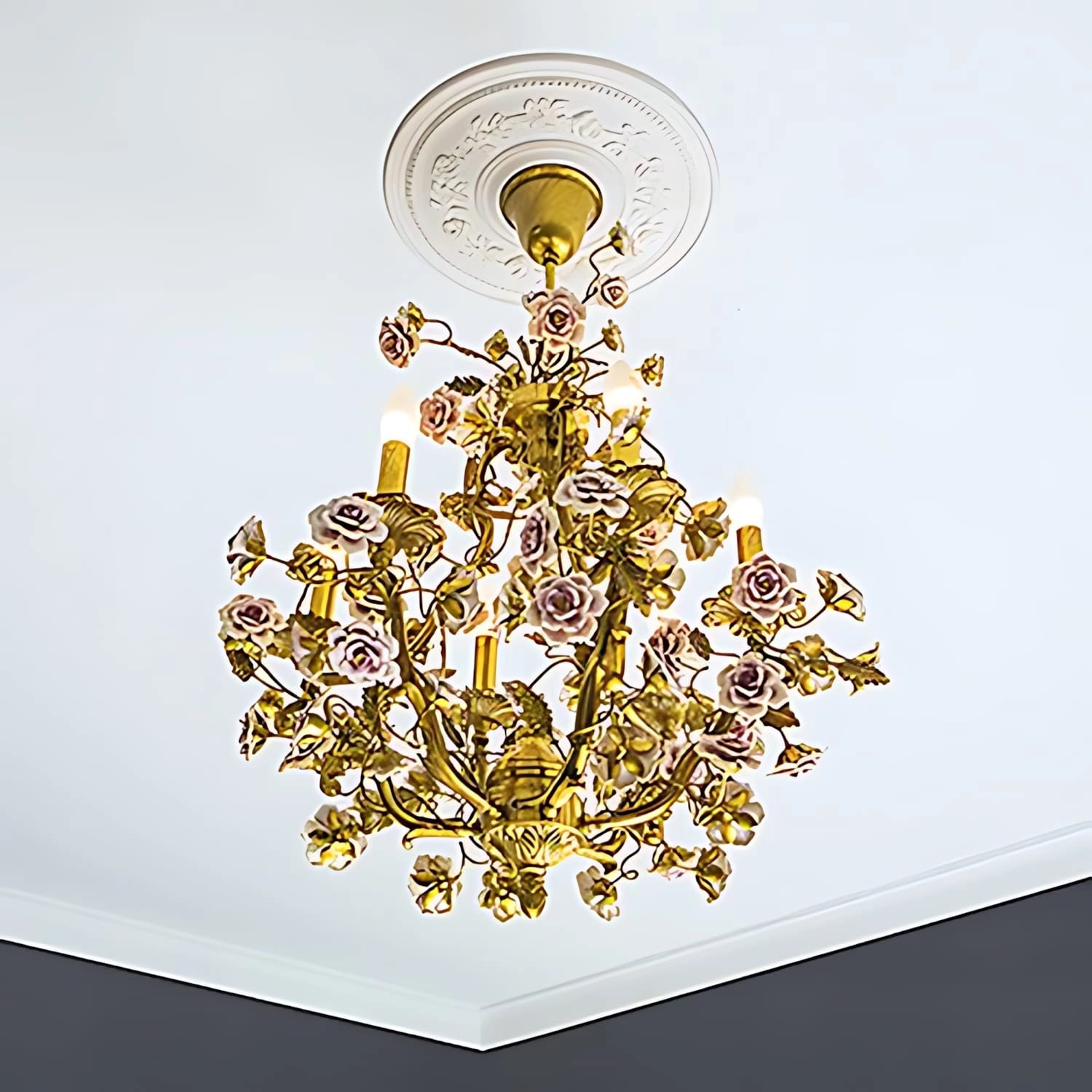 Weiße Profhome Deckenrosette (40 cm) aus Polyurethan mit Stuckmuster unter einer goldenen Lampe.