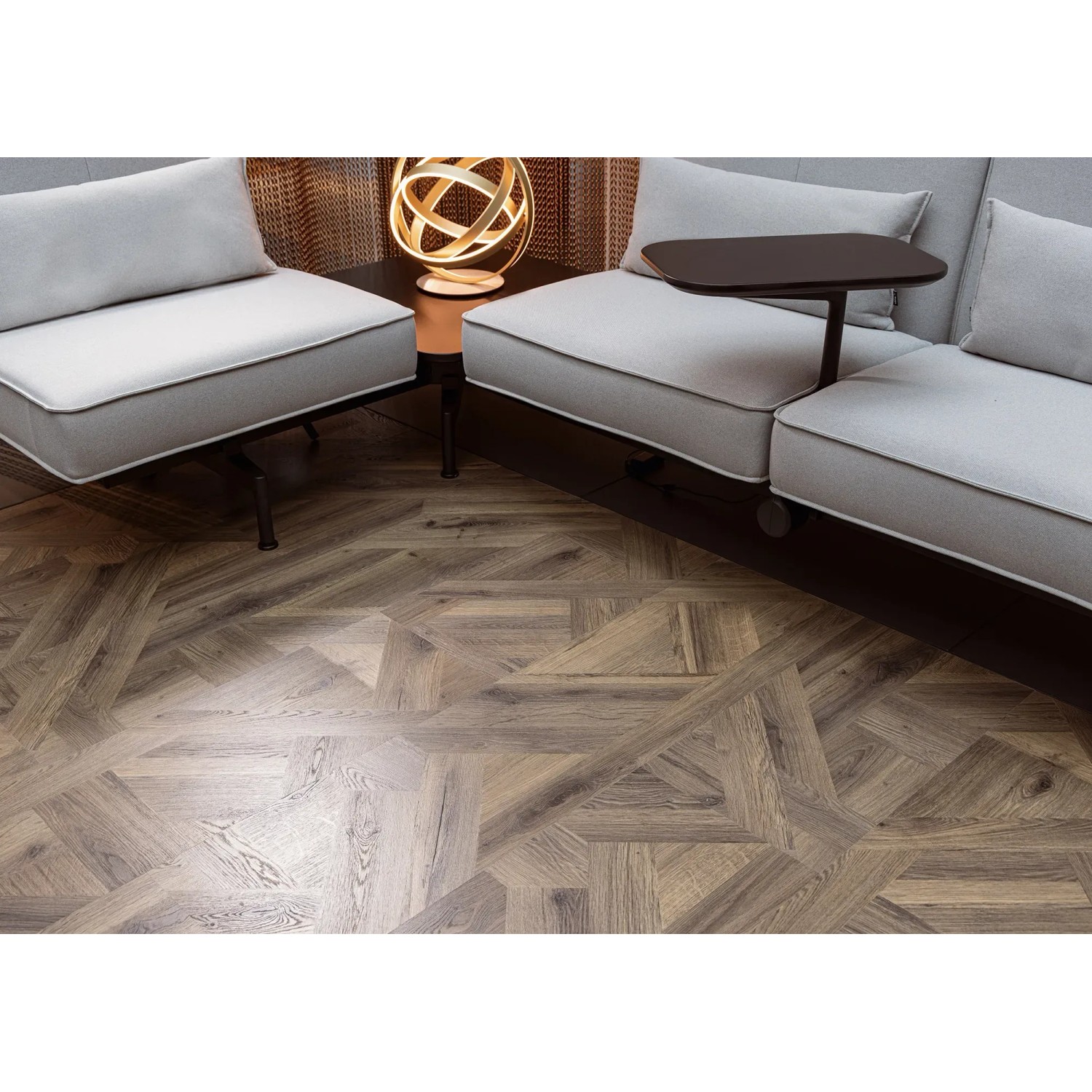 Wasserresistentes Laminat Masterfloor AQUAline Eiche Milano Vittorio im Wohnraum verlegt.