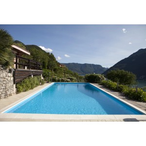 Steinbach Pool-Set Classic de Luxe Top2, 700x350 cm, mit blauem Wasser und Einstieg rechts.