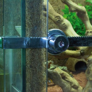 JBL TerraSafe Terrarium Schloss für Schiebetüren, Detailaufnahme.