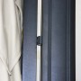 Detailaufnahme des creme-grauen MCW Ampelschirm A96: Aluminiumgestell und Schirmstoff.