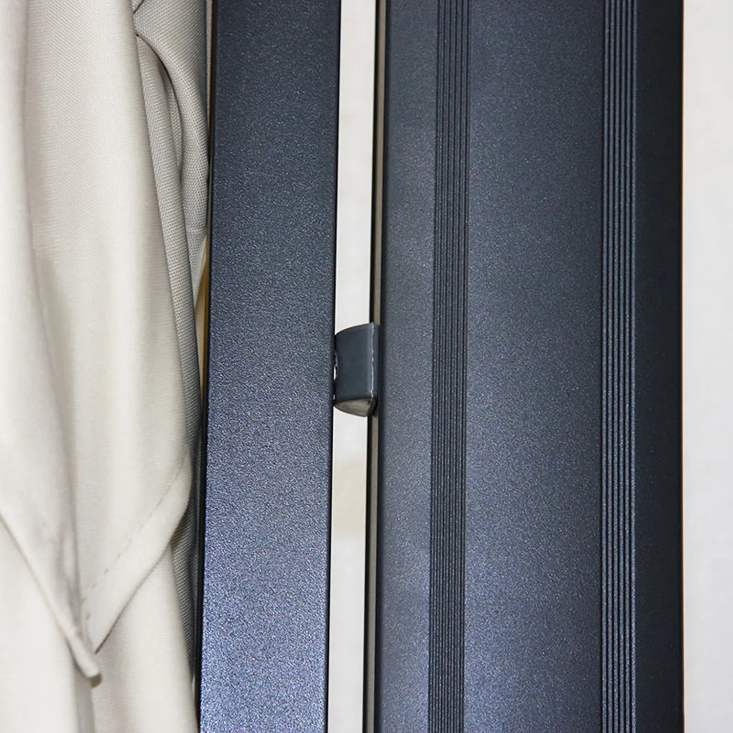 Detailaufnahme des creme-grauen MCW Ampelschirm A96: Aluminiumgestell und Schirmstoff.