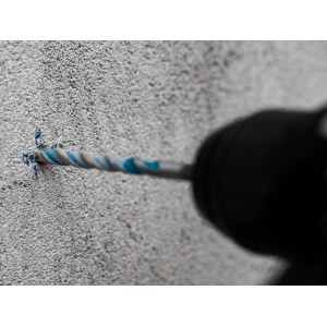 Bosch Expert Bohrer-Set im Einsatz: Bohrer bohrt Loch in Betonwand.