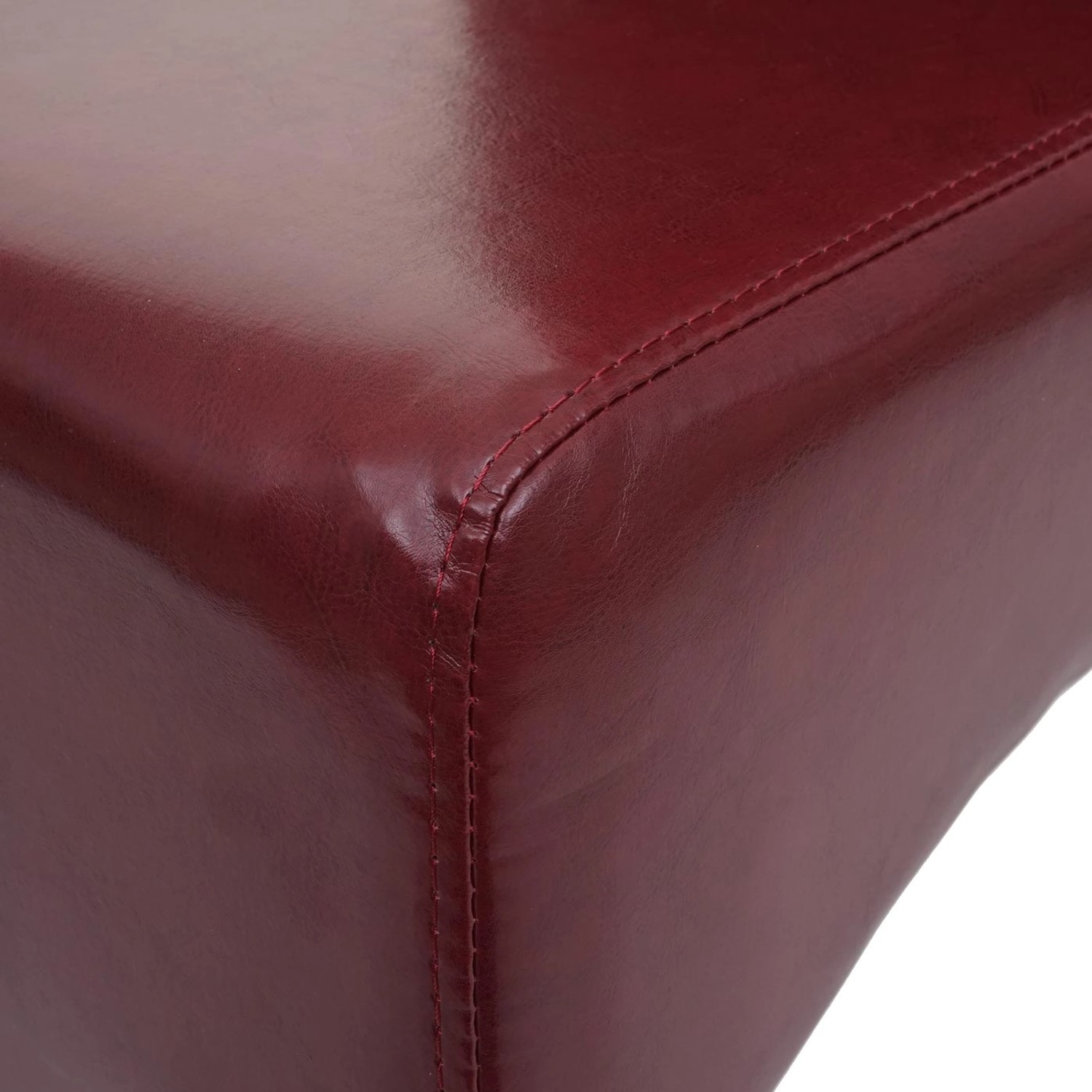 Detailaufnahme: Roter MCW Esszimmerstuhl Crotone mit hellen Beinen, Polsterstuhl.