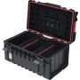 Offener, schwarzer PROREGAL QBRICK Werkzeugkasten One mit transparentem Deckel und roten Akzenten.