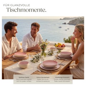Handgefertigtes rosa Tafelservice Mare für 6 Personen aus Steingut im maritimen Design, auf gedecktem Tisch mit Meerblick.