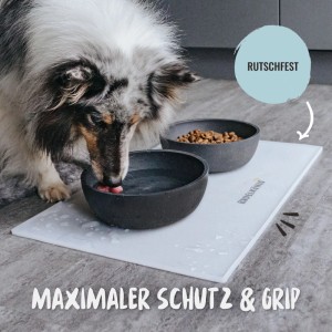 Weisse Rudelkönig Napfunterlage mit Hund und zwei Näpfen (Wasser und Futter).
