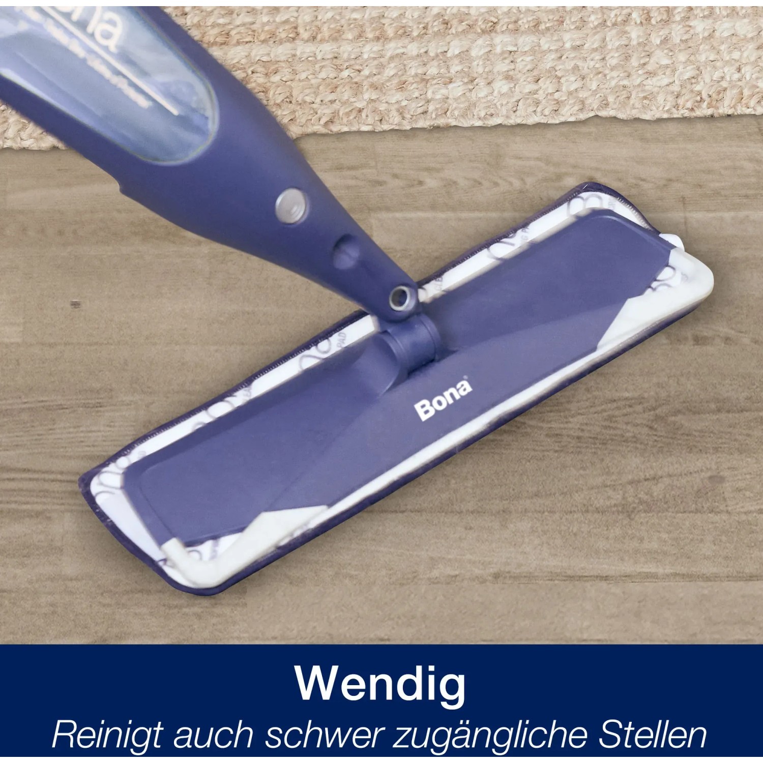 Bona Premium Spray Mop für Parkettböden in Aktion, Detailaufnahme des Moppkopfes auf Holzboden.