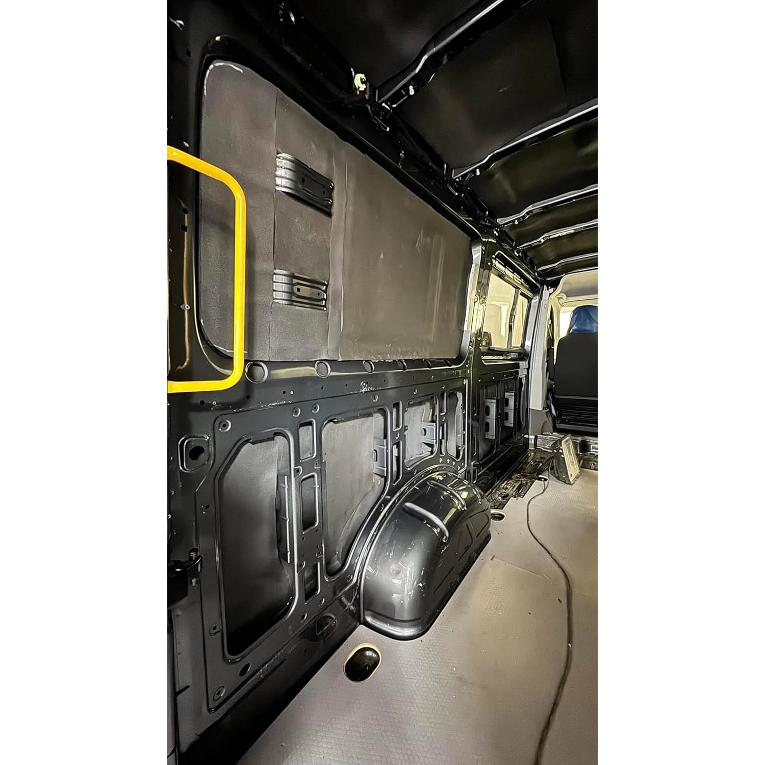 Innenraum eines Transporters mit angebrachter Armacell ArmaFlex Kautschuk Dämmplatte.
