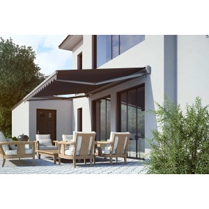 Graue Spettmann Halbkassettenmarkise Sky Fix (400x300 cm) am Haus mit Sitzgruppe auf der Terrasse.