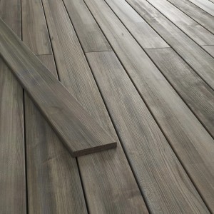 Vorvergraute Terrassendielen Midsommar aus Douglasie, ideal für eine moderne Terrasse.