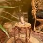 Runder Beistelltisch Safari Lodge aus Rattan, 45 cm hoch, mit Kerze und Deko.