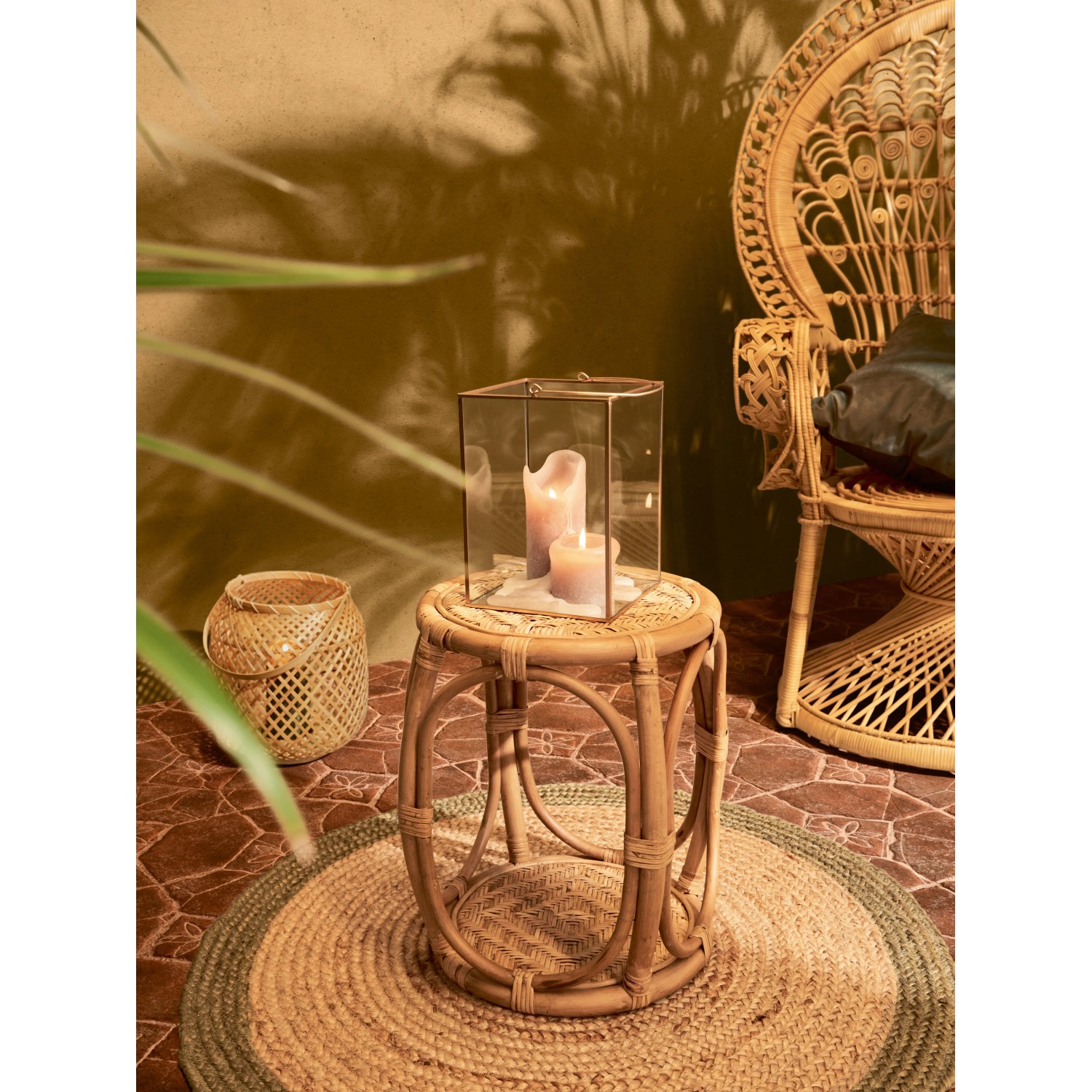 Runder Beistelltisch Safari Lodge aus Rattan, 45 cm hoch, mit Kerze und Deko.