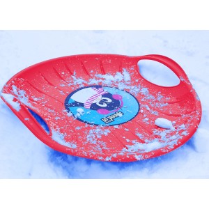 Roter Ondis24 Tellerschlitten Kamikaze (60cm) im Schnee. Schlitten mit Griffen und Aufdruck.
