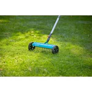 Gardena Combisystem Vertikutier-Boy 32 cm im Einsatz auf Rasenfläche.