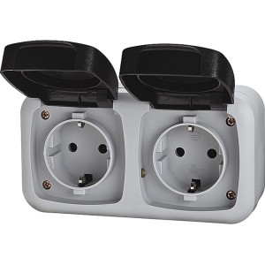 Graue 2-fach Feuchtraum Steckdose Basic mit schwarzen Klappdeckeln für Aufputzmontage.