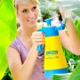 Frau benutzt Gloria Hobby 125 Flex Drucksprühgerät (1,25 l) zur Pflanzenpflege.