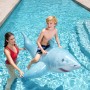 Kind auf blauem Bestway Schwimmtier Hai im Pool. Wasserspaß für Kinder.