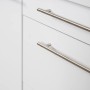 Detailaufnahme: Schubladen der Respekta Premium Küchenzeile in Weiß mit Edelstahlgriffen.