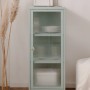 Mintgrüne Metall Vitrine Maram mit Glasrahmentür und 3 Fächern, 40x102 cm.