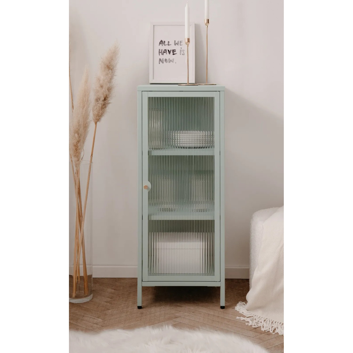 Mintgrüne Metall Vitrine Maram mit Glasrahmentür und 3 Fächern, 40x102 cm.