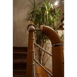 90° Handlauf-Bogen aus Buche mit Montagematerial für eine elegante Eckverbindung.