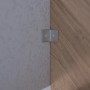 Detailaufnahme: StarWood Treppe Rhodos Eiche, gewendelt, mit Holz-Edelstahl-Geländer und Wandbefestigung.