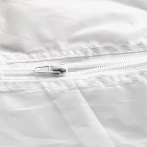 Detailaufnahme: Weißes Hot Air Stop Dachfenster Klimageräte-Zubehör mit Reißverschluss.