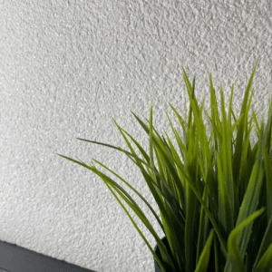 Floxxan Baumwollputz Montana 512, weiße Flüssigtapete mit feinem Mica-Effekt und Gräsern.