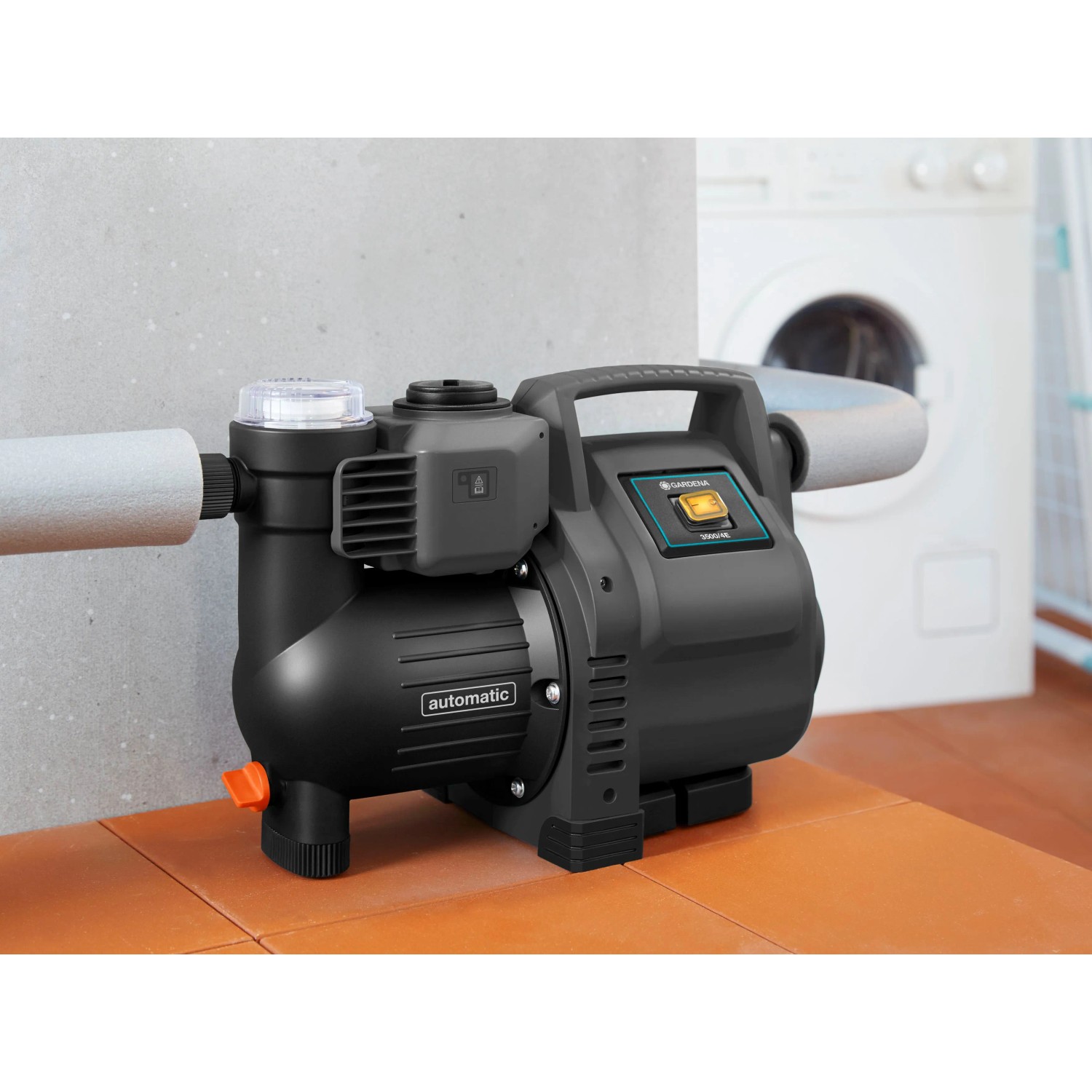 Gardena Haus- und Gartenautomat 3500/4, eine graue Wasserpumpe für Hauswasserwerke.