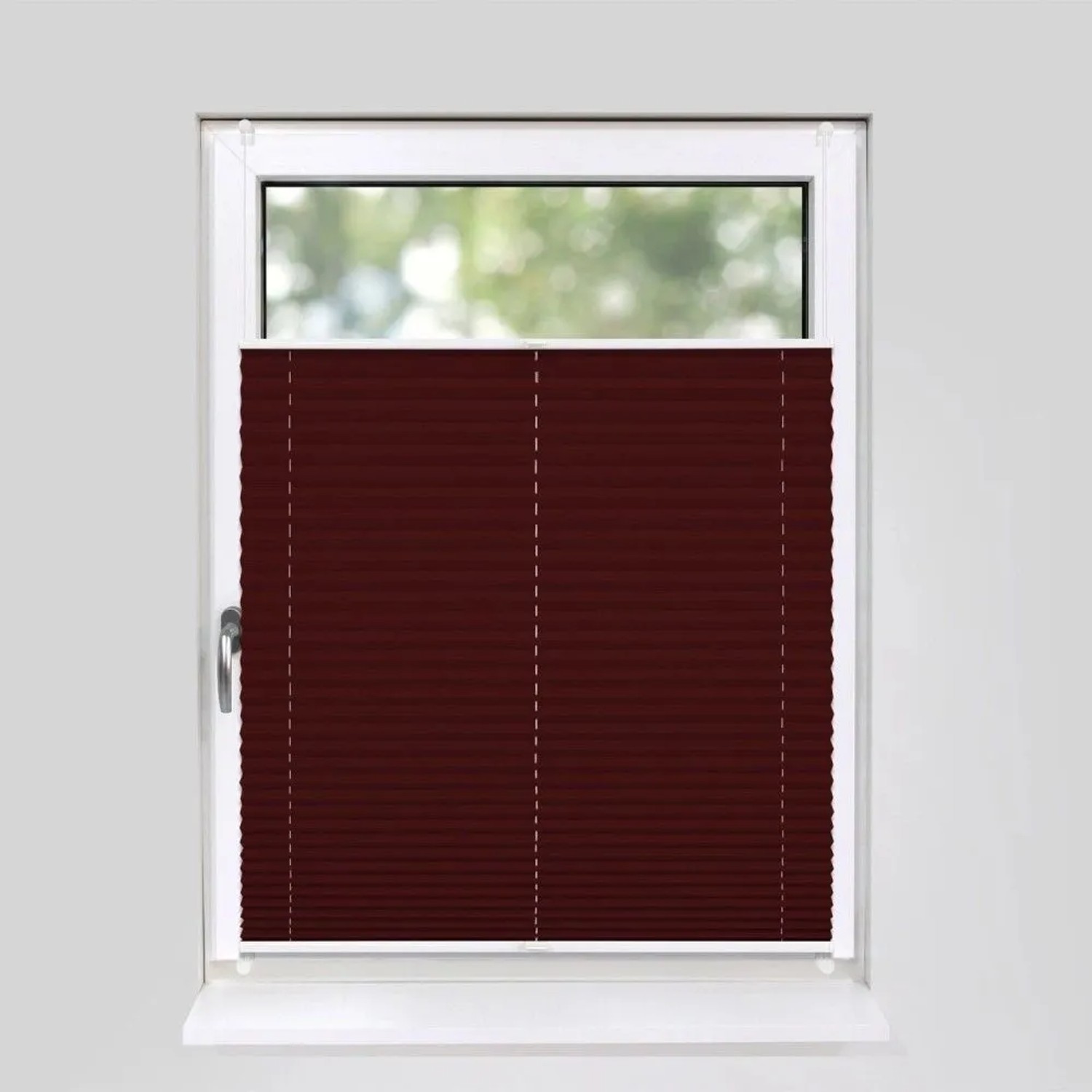 Weinrotes Klemmfix Plissee blickdicht am weißen Fenster. Einfache Montage ohne Bohren für Sichtschutz.