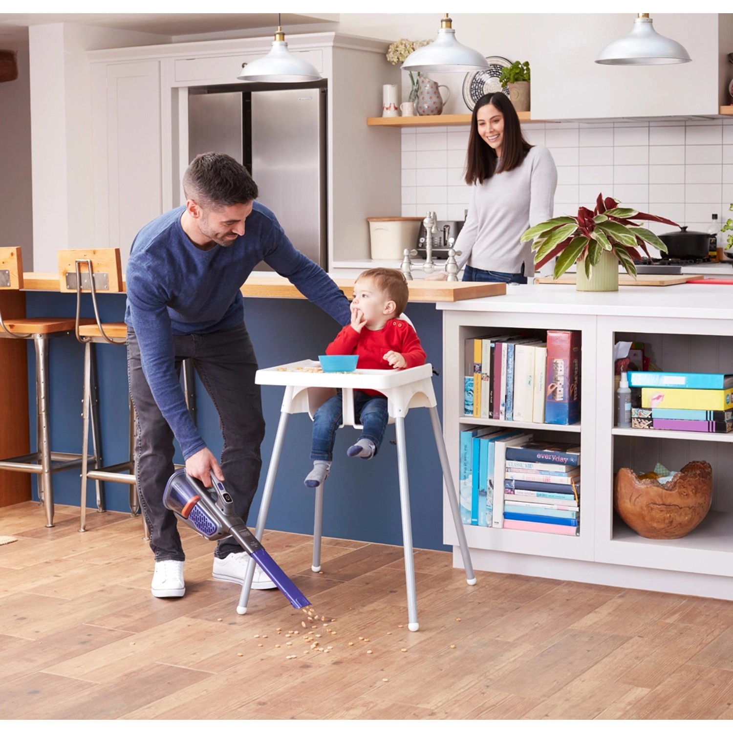 Black+Decker Akku-Handstaubsauger Pet im Einsatz mit Tierhaarbürste in Küche.