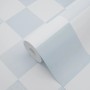 ESTAhome Vliestapete mit blau-weißem Karomuster, aufgerollt. Dekorative Wandtapete für stilvolle Gestaltung.