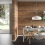 Esszimmer mit Egger DecoWall Wandpaneelen in Fichte Natur. Holzoptik Dekor-Paneele für die Wandgestaltung.
