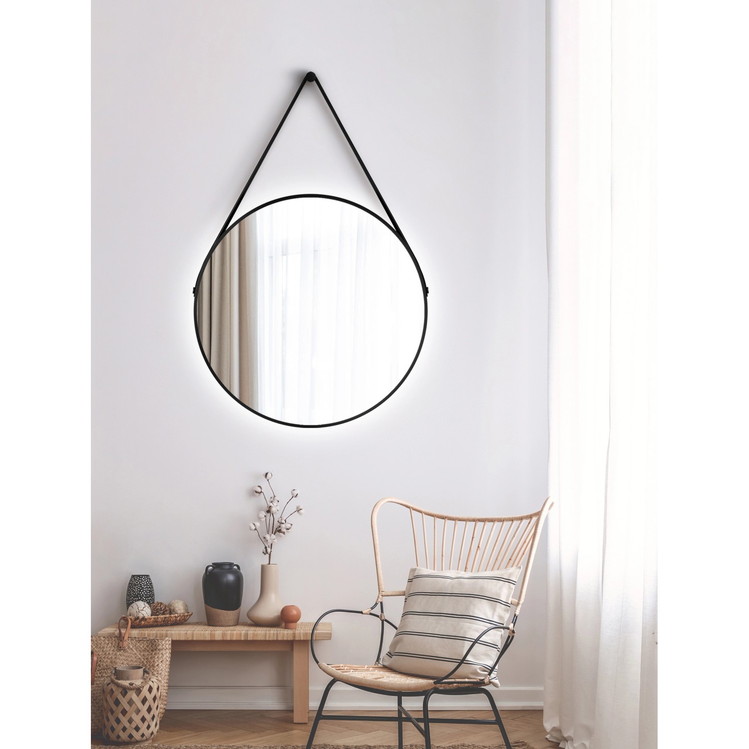 Runder LED-Lichtspiegel Silver Barbier, Ø 80 cm, mit schwarzem Rahmen und Lederband.
