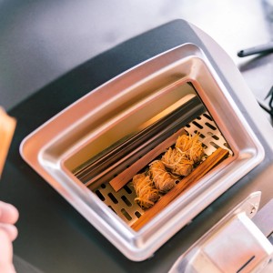 Ooni Premium Eichenholz Paket im Karu 16 Grill: Anzünder und Holzscheite für den Pizzaofen.