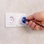 Shelly Smart-Stecker Plug S Gen3 Schwarz in Steckdose gesteckt, blaue LED leuchtet.