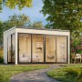 Modernes Palmako Holz-Gartenhaus mit Pultdach und großen Fensterfronten im Garten.