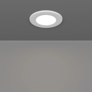 Weiße, runde LED Einbauleuchte (Ø8cm) in grauer Decke, strahlt helles Licht ab. IP44, CCT-Technologie für flexible Lichtfarbe.