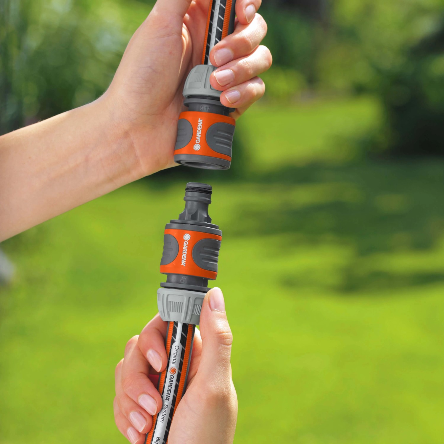 Gardena Kupplung zum Verbinden von zwei Gartenschläuchen unterschiedlicher Größe.