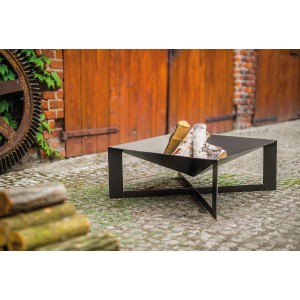 Quadratische Wilk Feuerschale Cuba 70x70 cm aus Stahl mit Holzscheiten im Garten.