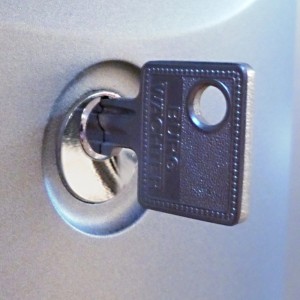 Burg Wächter Ersatzzylinder BK 92 K SB für Briefkasten, mit Schlüssel im Schloss.