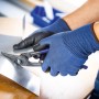 Hände mit LUX Schnittschutzhandschuhen (Größe 8) schneiden Blech mit einer Blechschere.