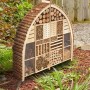 Großes, zweigeteiltes Kobolo Insektenhotel LUXURY XXL aus Holz im Garten.