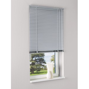 Silberne Aluminium Jalousie Burgos 50x160 cm am Fenster für Sicht- und Sonnenschutz.