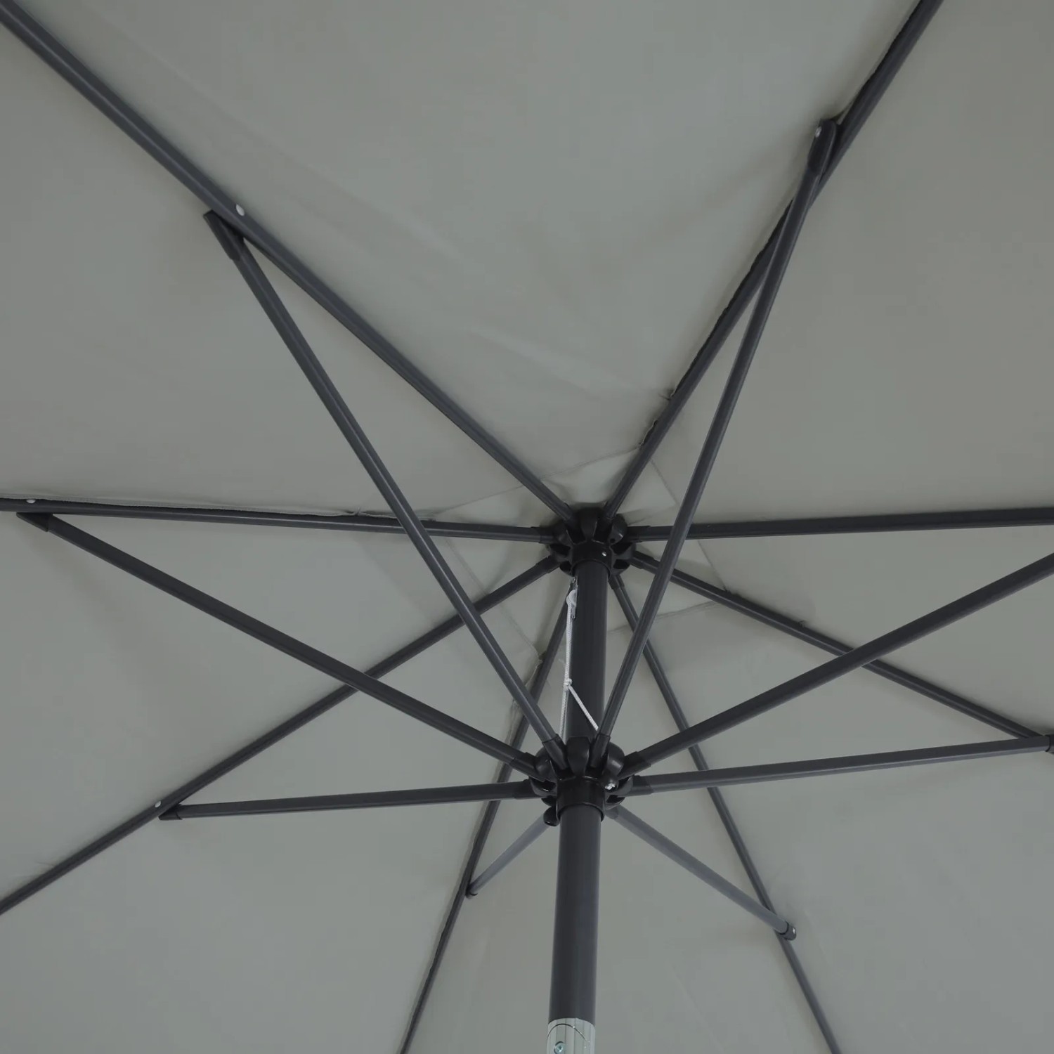 Detailaufnahme des hellgrauen Svita Sonnenschirms 3x2m, zeigt das Gestell und die Bespannung von unten.