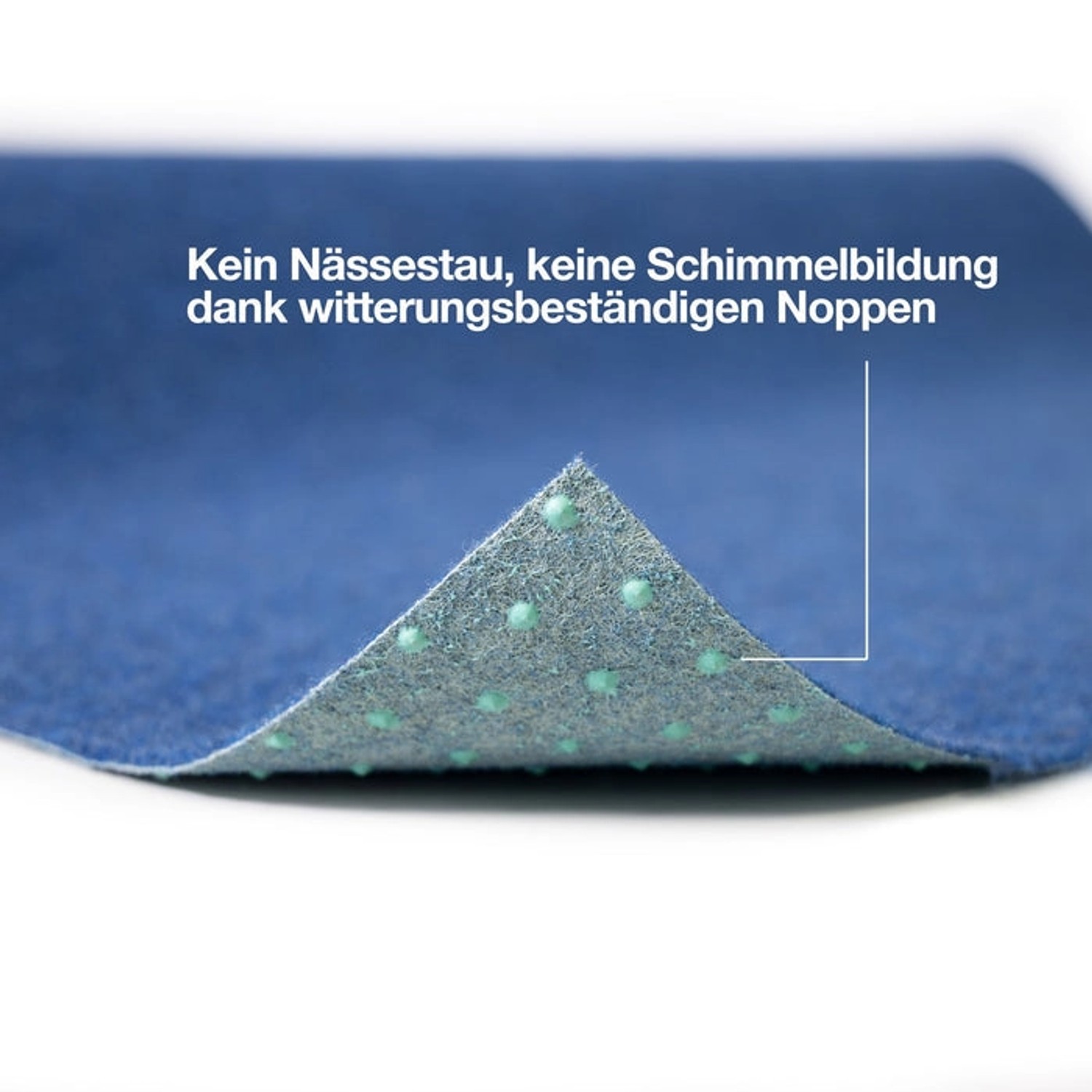 Blauer Karat Rasenteppich Farbwunder PRO mit Drainagenoppen auf der Unterseite.