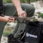 Petromax Grillplatte mit Kochkreuz für Raketenofen, Grillzubehör. Person montiert das Kochkreuz.
