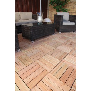 Verlegte Klickfliesen aus Douglasie (4er-Set) auf einer Terrasse mit Gartenmöbeln.