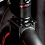 Detailaufnahme: Schwarzer Six Degrees Scooter mit Logo und Schutzblech.